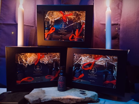 Zestaw rytualny MysticRoots – cztery oleje magiczne Cane Melade i Diabla Lanma w eleganckim czarnym pudełku prezentowym z oknem i drewnianym wypełnieniem