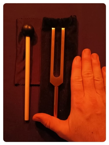 kamerton 528hz w dłoni wielkość zestaw do medytacji i pracy z energią