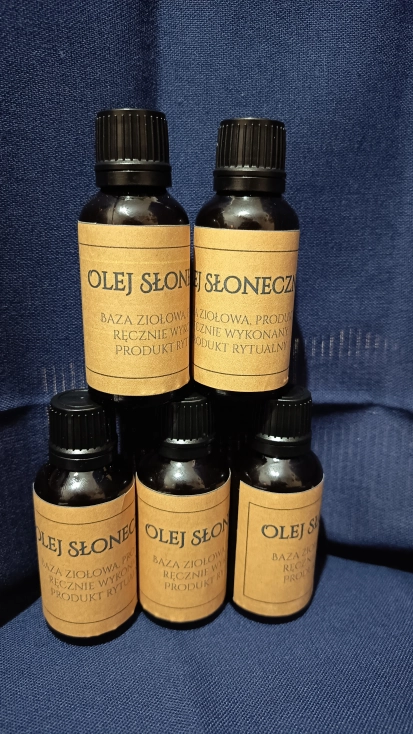 Rytualny eliksir ziołowy 60 ml inspirowany dawną sztuką zielarską i mistyczną. Preparat do tarota, medytacji, rytuałów ochronnych, oczyszczania przestrzeni i pracy duchowej. MysticRoots — rytualne olejki, eliksiry i preparaty ezoteryczne.