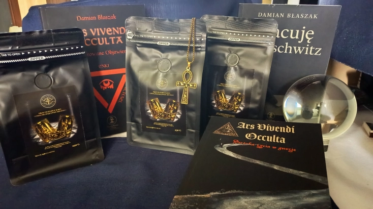 Kawa ziarnista MysticRoots Coffee 250 g – ekspozycja czarnych opakowań kawy na tle książek wydawnictwa MysticRoots Publishing.