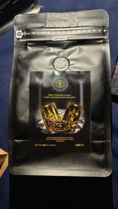 MysticRoots Coffee Caffè del Banchetto 250 g – mocna kawa ziarnista 30% Arabiki i 70% Robusty w eleganckim, czarnym opakowaniu.